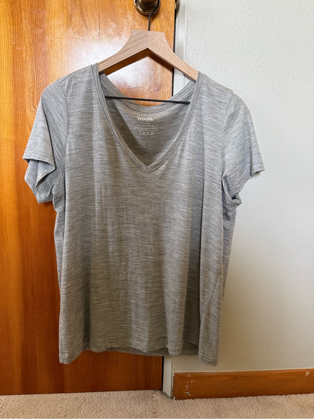 Wool& Morgan V-Neck Short Sleeve Top in Heather Gray